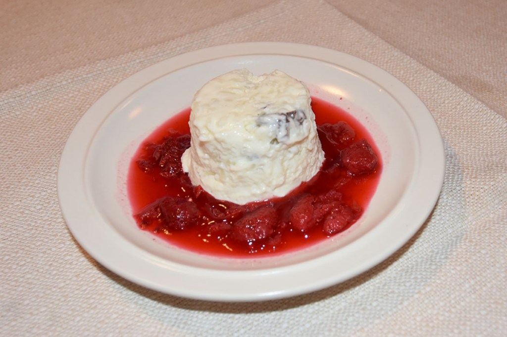 RIZ al la trautmansdorf Ingredienser 5 dl Melk 50 g Sukker 1 remse Appelsinskall 1 ss Vaniljesukker 1 klype Salt 75 g Ris 2 pl Gelatin 30 g Rosiner 1½ dl Kremfløte (pisket) Bringebærsaus: 100 g Bringebær 1 Appelsin (presset) 2 ss Sukker https://heidisboble.no/ @heidisboble