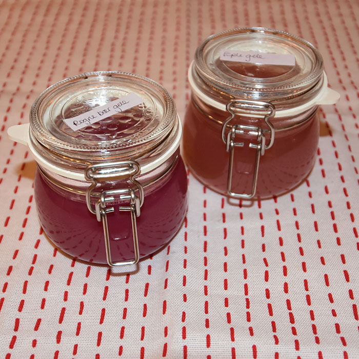 ROGNEÆRGELE OG EPLEGELE Rognebærgele Ingredienser 1 kg Rognebær 5 dl Vann Sukker (9 dl til 10 dl saft) Gelatin (om nødvendig) Eplegele Ingredienser: 1 kg Epler 2 dl Vann 750 g Sukker (pr. liter saft) https://heidisboble.no/ @heidisboble