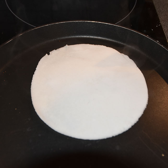 Roti – indisk flatbrød Ingredienser 5 dl Att (fullkorns hvete ca 270 g) 1-2 ts Olje (valgfritt) 1½ - 2 dl Vann Gee (eller smør) https://heidisboble.no/ @heidisboble