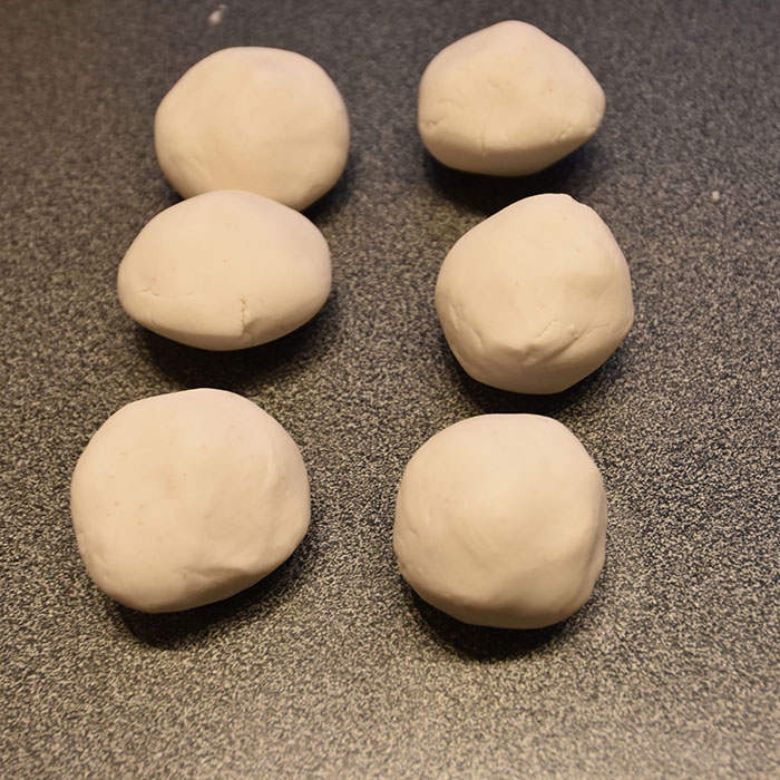 Roti – indisk flatbrød Ingredienser 5 dl Att (fullkorns hvete ca 270 g) 1-2 ts Olje (valgfritt) 1½ - 2 dl Vann Gee (eller smør) https://heidisboble.no/ @heidisboble