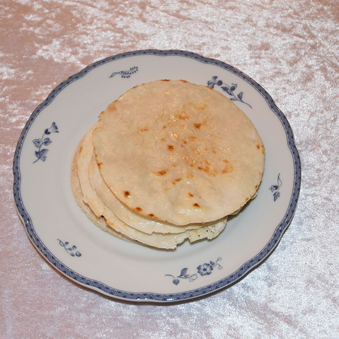 Roti – indisk flatbrød Ingredienser 5 dl Att (fullkorns hvete ca 270 g) 1-2 ts Olje (valgfritt) 1½ - 2 dl Vann Gee (eller smør) https://heidisboble.no/ @heidisboble