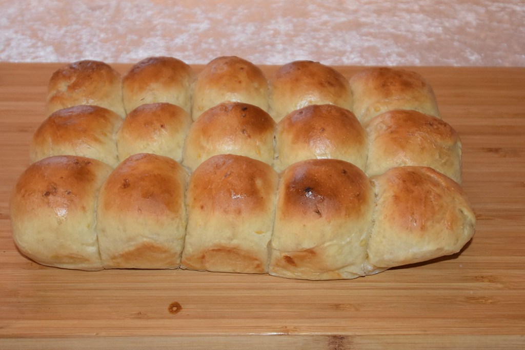 Myke rundstykker med eple, cheddar og parmesan Ingredienser 1 pk Gjær (50 g) 12-15 dl Hvetemel (ca1 kg) 2 ts Salt 1 ts Sukker 5 dl Vann (fingervarmt) 4 ss Smør (smeltet) 10 ss Parmesan (revet) 10 ss Cheddar (revet) 2-3 Epler raspet (ca 2 ½ dl) https://heidisboble.no/ @heidisboble