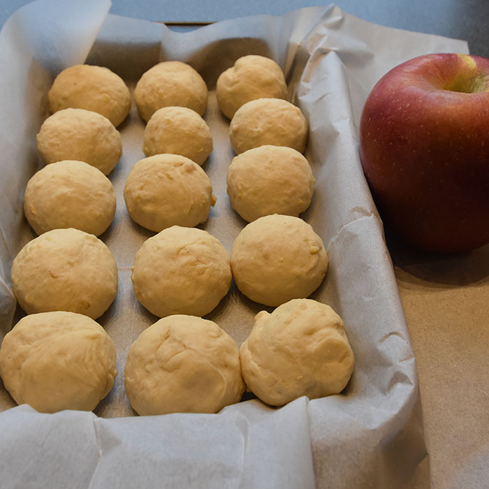 Myke rundstykker med eple, cheddar og parmesan Ingredienser 1 pk Gjær (50 g) 12-15 dl Hvetemel (ca1 kg) 2 ts Salt 1 ts Sukker 5 dl Vann (fingervarmt) 4 ss Smør (smeltet) 10 ss Parmesan (revet) 10 ss Cheddar (revet) 2-3 Epler raspet (ca 2 ½ dl) https://heidisboble.no/ @heidisboble