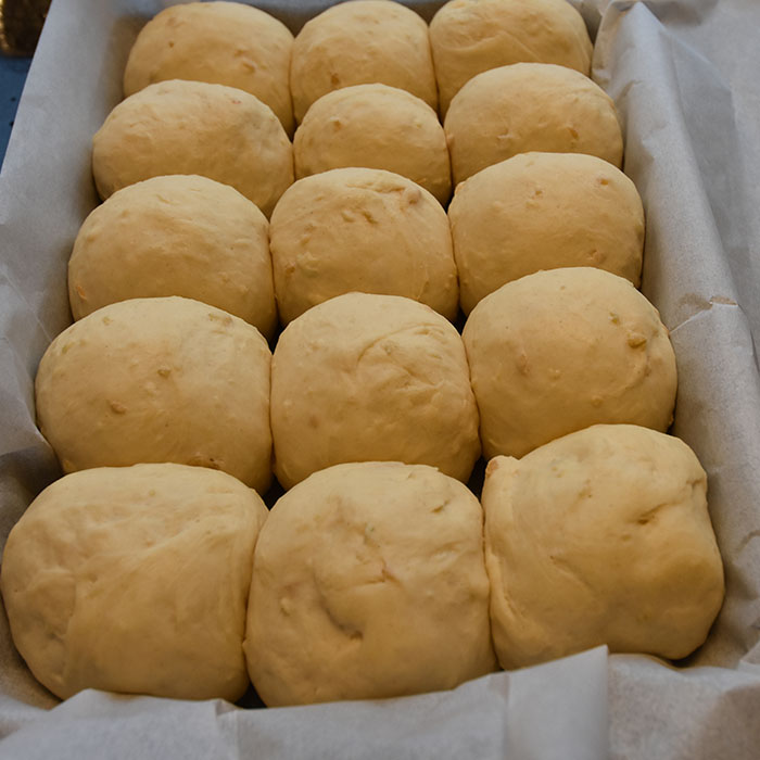 Myke rundstykker med eple, cheddar og parmesan Ingredienser 1 pk Gjær (50 g) 12-15 dl Hvetemel (ca1 kg) 2 ts Salt 1 ts Sukker 5 dl Vann (fingervarmt) 4 ss Smør (smeltet) 10 ss Parmesan (revet) 10 ss Cheddar (revet) 2-3 Epler raspet (ca 2 ½ dl) https://heidisboble.no/ @heidisboble