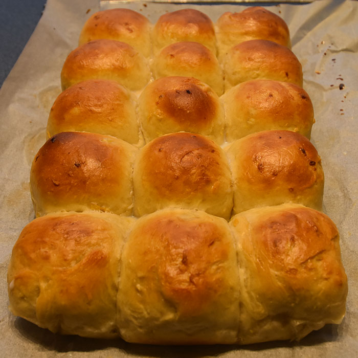 Myke rundstykker med eple, cheddar og parmesan Ingredienser 1 pk Gjær (50 g) 12-15 dl Hvetemel (ca1 kg) 2 ts Salt 1 ts Sukker 5 dl Vann (fingervarmt) 4 ss Smør (smeltet) 10 ss Parmesan (revet) 10 ss Cheddar (revet) 2-3 Epler raspet (ca 2 ½ dl) https://heidisboble.no/ @heidisboble