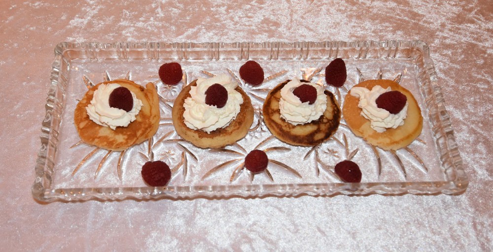 Russiske pannekaker Ingredienser Fordeig: 1 ts Tørrgjær 1 ¼ dl Vann (romtemperert) 1 ts Sukker ½ dl Hvetemel Hoveddeig: 1 ½ dl Kremfløte 1 ½ dl Melk ¼ dl Smør (smeltet) 3 dl Hvetemel 1 Eggeplomme 1 ss Sukker 1 ts Salt 1 Eggehvite Smør (til steking) https://heidisboble.no/ @heidisboble