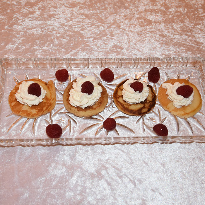 Russiske pannekaker Ingredienser Fordeig: 1 ts Tørrgjær 1 ¼ dl Vann (romtemperert) 1 ts Sukker ½ dl Hvetemel Hoveddeig: 1 ½ dl Kremfløte 1 ½ dl Melk ¼ dl Smør (smeltet) 3 dl Hvetemel 1 Eggeplomme 1 ss Sukker 1 ts Salt 1 Eggehvite Smør (til steking) https://heidisboble.no/ @heidisboble