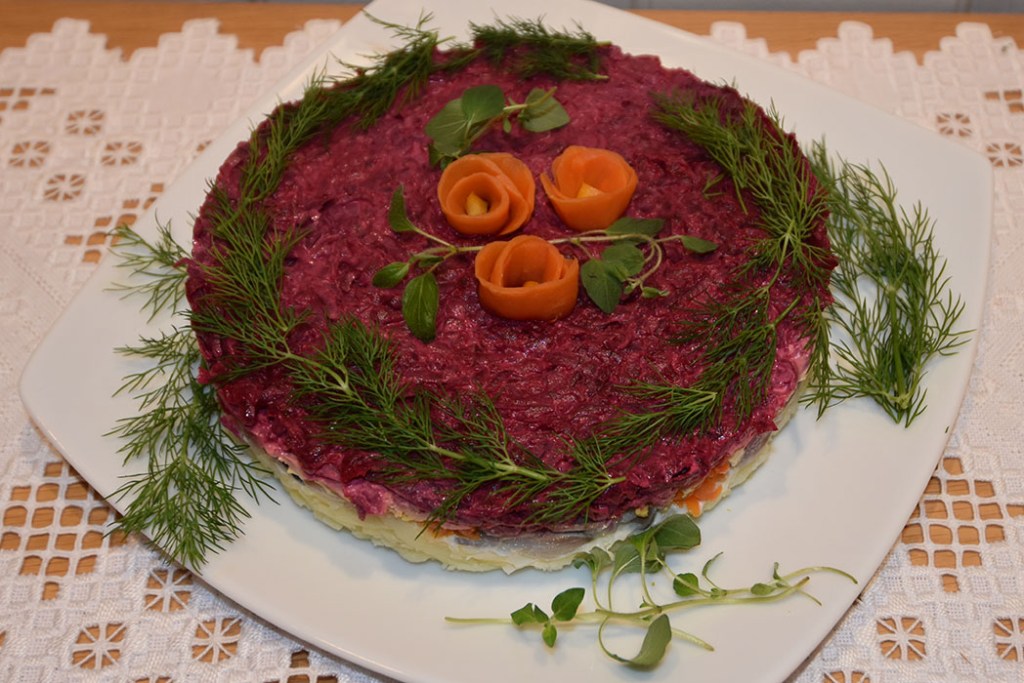 Sildesalat - "Sild under pels" Ingredienser 250 gr Spekesild - renskåret filet uten skinn 2-3 Kokte poteter 2 Kokte gulrøtter 2 Kokte rødbeter 3 Kokte egg ½ Løk eller vårløk 100 gr Majones https://heidisboble.no/ @heidisboble