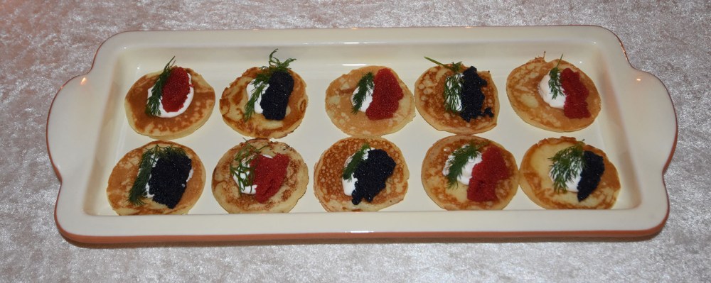 Russiske pannekaker Ingredienser Fordeig: 1 ts Tørrgjær 1 ¼ dl Vann (romtemperert) 1 ts Sukker ½ dl Hvetemel Hoveddeig: 1 ½ dl Kremfløte 1 ½ dl Melk ¼ dl Smør (smeltet) 3 dl Hvetemel 1 Eggeplomme 1 ss Sukker 1 ts Salt 1 Eggehvite Smør (til steking) https://heidisboble.no/ @heidisboble