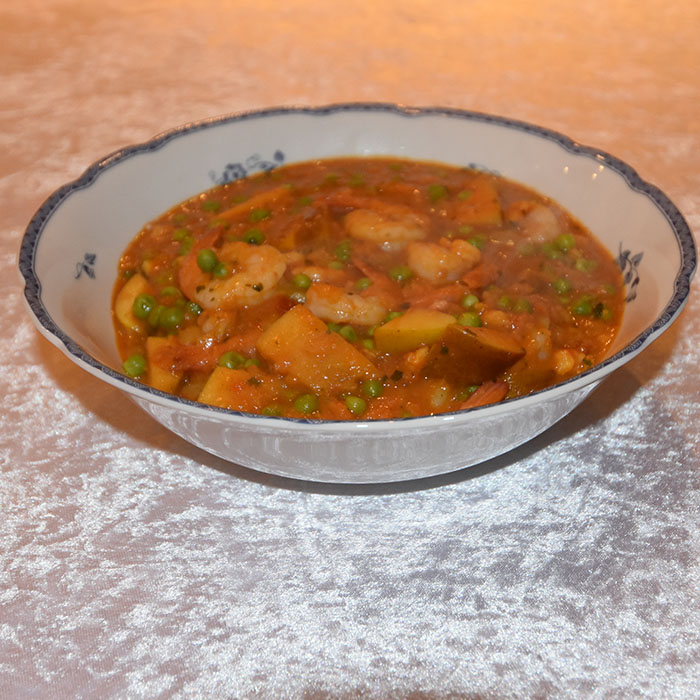 Scampi- og eplekarri Ingredienser 1 Eple 2 ss Ingefær (raspet) 1 Løk (hakket) 4 fedd Hvitløk (finhakket) 3 ts Karri 1 ts Koriander ½ ts Kumin ½ ts Salt ½ ts Kajennepepper 4 Tomater (hakket) 2 ½ dl Erter (frosne) 2 ½ dl Kokosmelk 400 g Scampi og/eller reker Koriander (hakket) https://heidisboble.no/ @heidisboble