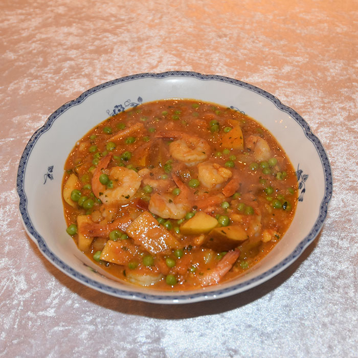 Scampi- og eplekarri Ingredienser 1 Eple 2 ss Ingefær (raspet) 1 Løk (hakket) 4 fedd Hvitløk (finhakket) 3 ts Karri 1 ts Koriander ½ ts Kumin ½ ts Salt ½ ts Kajennepepper 4 Tomater (hakket) 2 ½ dl Erter (frosne) 2 ½ dl Kokosmelk 400 g Scampi og/eller reker Koriander (hakket) https://heidisboble.no/ @heidisboble