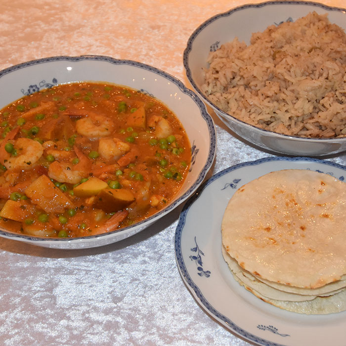 Scampi- og eplekarri Ingredienser 1 Eple 2 ss Ingefær (raspet) 1 Løk (hakket) 4 fedd Hvitløk (finhakket) 3 ts Karri 1 ts Koriander ½ ts Kumin ½ ts Salt ½ ts Kajennepepper 4 Tomater (hakket) 2 ½ dl Erter (frosne) 2 ½ dl Kokosmelk 400 g Scampi og/eller reker Koriander (hakket) https://heidisboble.no/ @heidisboble