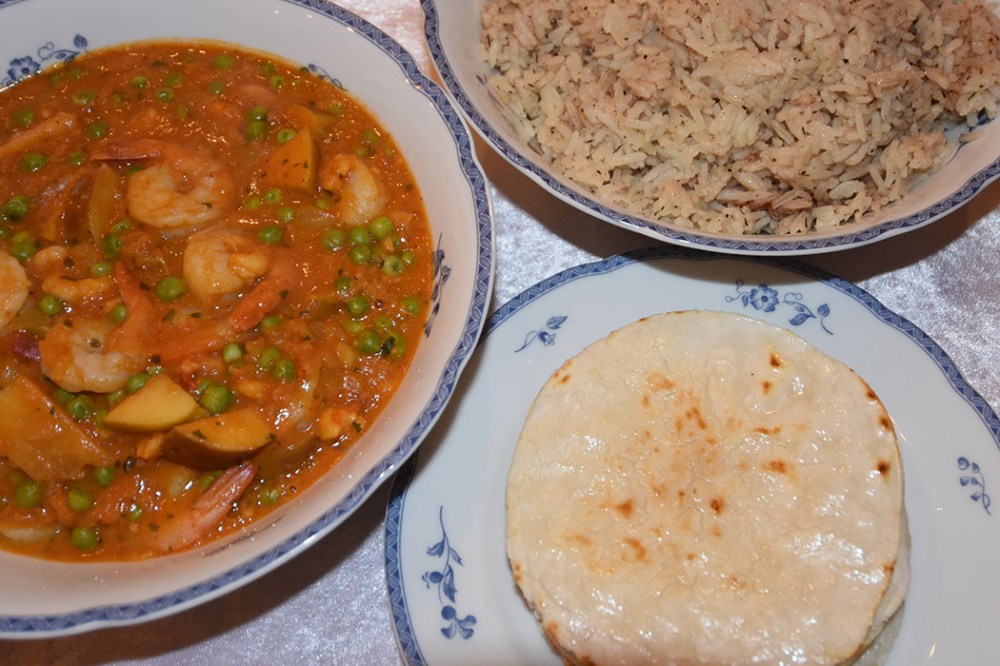 Scampi- og eplekarri Ingredienser 1 Eple 2 ss Ingefær (raspet) 1 Løk (hakket) 4 fedd Hvitløk (finhakket) 3 ts Karri 1 ts Koriander ½ ts Kumin ½ ts Salt ½ ts Kajennepepper 4 Tomater (hakket) 2 ½ dl Erter (frosne) 2 ½ dl Kokosmelk 400 g Scampi og/eller reker Koriander (hakket) https://heidisboble.no/ @heidisboble