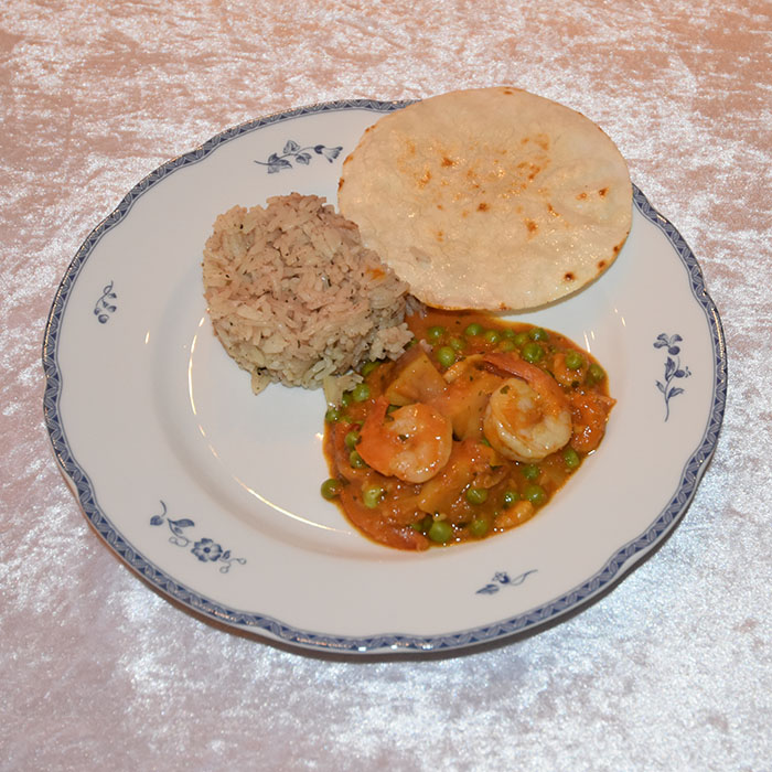 Scampi- og eplekarri Ingredienser 1 Eple 2 ss Ingefær (raspet) 1 Løk (hakket) 4 fedd Hvitløk (finhakket) 3 ts Karri 1 ts Koriander ½ ts Kumin ½ ts Salt ½ ts Kajennepepper 4 Tomater (hakket) 2 ½ dl Erter (frosne) 2 ½ dl Kokosmelk 400 g Scampi og/eller reker Koriander (hakket) https://heidisboble.no/ @heidisboble