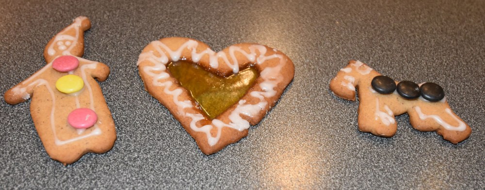 Pepperkakedeig til pepperkakehus (og pepperkaker selvfølgelig) Ingredienser 450 g Hvetemel 150 g Smør 1 dl Sirup (125 g) 2 dl Sukker 1 dl Kremfløte ½ ts Nellik ½ ts Ingefær ½ ts Pepper 2 ts Kanel 1 ts Bakepulver For montering og pynt: Sukker (smeltet) Kjærligheter på pinne Melis Konditorfarge Non-stop og/eller annet godteri https://heidisboble.no/ @heidisboble