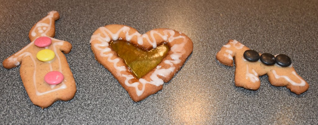 Pepperkakedeig til pepperkakehus (og pepperkaker selvfølgelig) Ingredienser 450 g Hvetemel 150 g Smør 1 dl Sirup (125 g) 2 dl Sukker 1 dl Kremfløte ½ ts Nellik ½ ts Ingefær ½ ts Pepper 2 ts Kanel 1 ts Bakepulver For montering og pynt: Sukker (smeltet) Kjærligheter på pinne Melis Konditorfarge Non-stop og/eller annet godteri https://heidisboble.no/ @heidisboble