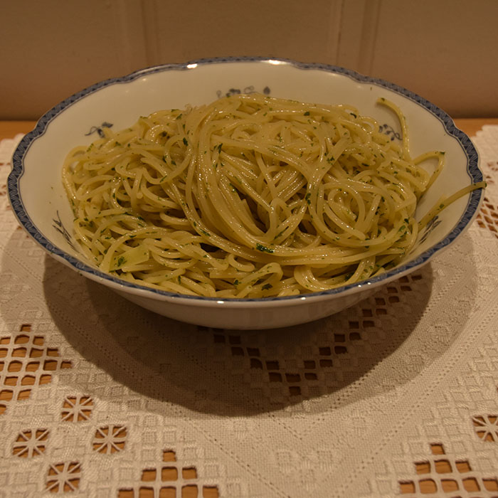 Spagetti Aglio e Olio Ingredienser 500 g Spagetti 1 dl Olje (oliven) Ca 15 fedd Hvitløk Chili (tørket og/eller fersk) Persille (valgfritt) Ca 1 dl Parmesan (revet) https://heidisboble.no/ @heidisboble