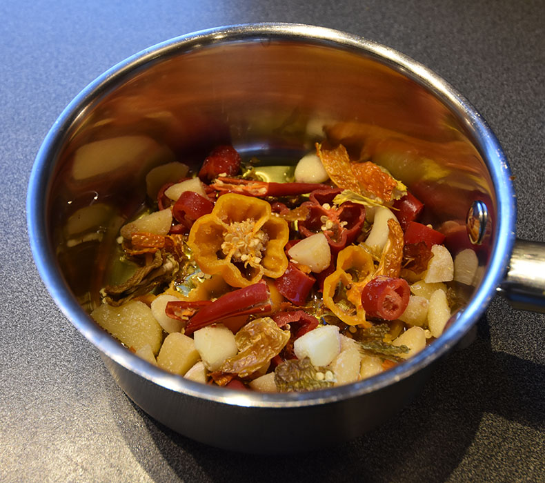 Spagetti Aglio e Olio Ingredienser 500 g Spagetti 1 dl Olje (oliven) Ca 15 fedd Hvitløk Chili (tørket og/eller fersk) Persille (valgfritt) Ca 1 dl Parmesan (revet) https://heidisboble.no/ @heidisboble