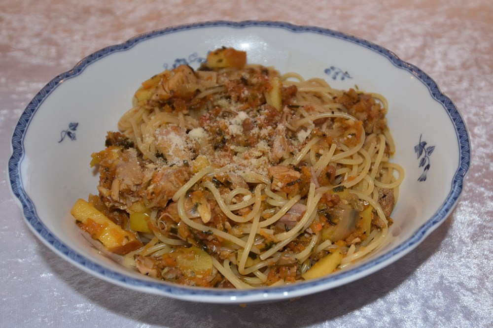 Spagetti med Kalkun og eple Ingredienser 1 ss Olje 1 ss Smør ½ Løk (liten) 1 Gulrot (liten) 1 stilk Stangselleri ¼ Purre 4 fedd Hvitløk ¼ Chili (rød, uten frø) 2 Tomat (flodde) 3 dl Kyllingkraft (buljong) 1 ss Persille (hakket) 2 ts Paprikapulver ¼ - 1 ts Kajennepepper (valgfritt) 200 g Kalkun (rester) 1 Eple (i biter) 75 g Parmesan (revet) 500 g Spagetti Salt, pepper Basilikum (hakket) https://heidisboble.no/ @heidisboble