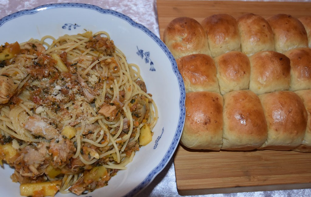 Spagetti med Kalkun og eple Ingredienser 1 ss Olje 1 ss Smør ½ Løk (liten) 1 Gulrot (liten) 1 stilk Stangselleri ¼ Purre 4 fedd Hvitløk ¼ Chili (rød, uten frø) 2 Tomat (flodde) 3 dl Kyllingkraft (buljong) 1 ss Persille (hakket) 2 ts Paprikapulver ¼ - 1 ts Kajennepepper (valgfritt) 200 g Kalkun (rester) 1 Eple (i biter) 75 g Parmesan (revet) 500 g Spagetti Salt, pepper Basilikum (hakket) https://heidisboble.no/ @heidisboble