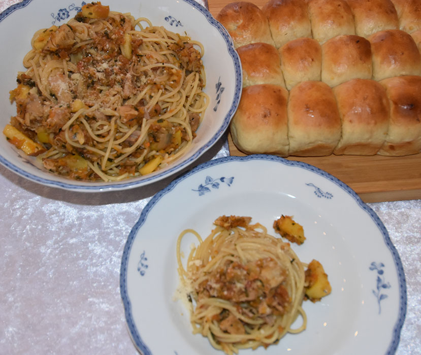 Spagetti med Kalkun og eple Ingredienser 1 ss Olje 1 ss Smør ½ Løk (liten) 1 Gulrot (liten) 1 stilk Stangselleri ¼ Purre 4 fedd Hvitløk ¼ Chili (rød, uten frø) 2 Tomat (flodde) 3 dl Kyllingkraft (buljong) 1 ss Persille (hakket) 2 ts Paprikapulver ¼ - 1 ts Kajennepepper (valgfritt) 200 g Kalkun (rester) 1 Eple (i biter) 75 g Parmesan (revet) 500 g Spagetti Salt, pepper Basilikum (hakket) https://heidisboble.no/ @heidisboble