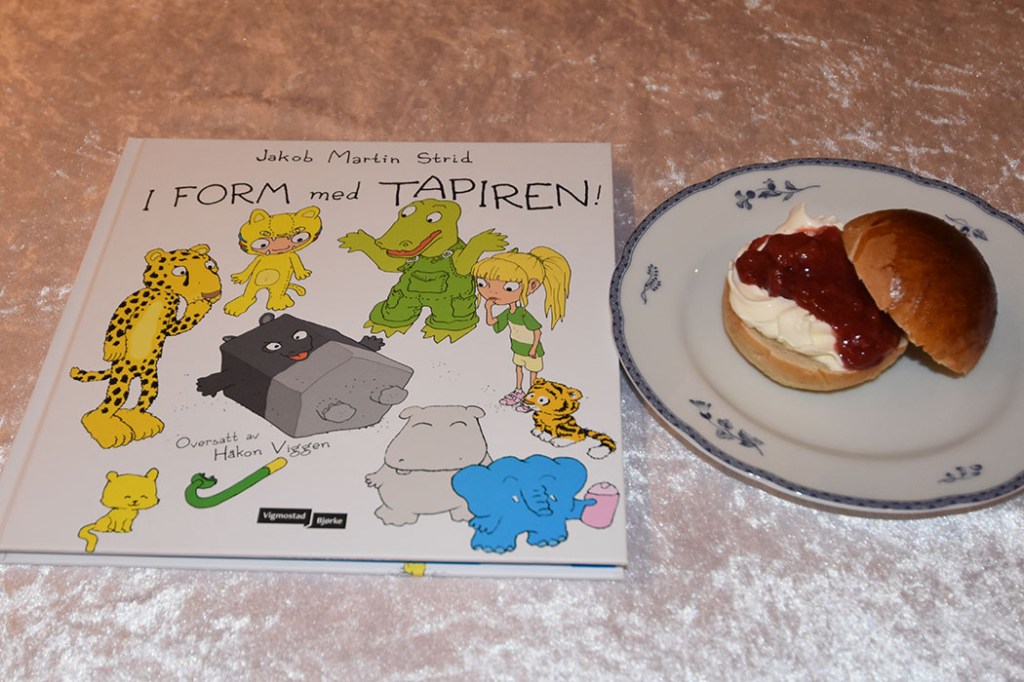 Strid, Jakob Martin (2022) «I form med Tapiren», Vigmostad og Bjørke OG Boller Ingredienser 20 g Havregryn 5 ½ dl Vann 1 pakke Gjær 1 dl Olje (raps) 200 g Sukker 5 g Gjær 20 g Kardemomme 1 kg Hvetemel Egg til pensling (valgfritt) https://heidisboble.no/ @heidisboble