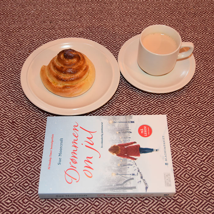 Moorecroft, Sue (2018) «Drømmen om jul» Bladkompaniet OG Appelsinsnurrer Ingredienser: 1 dl Melk 1 ½ dl Appelsinsaft (presset) 25 g Gjær (1/2 pakke) 2 ss Sukker 1 ts Salt 3 ss Smør (mykt) 1 Egg 7 ½ - 8 dl Mel Appelsinfyll: 125 g Smør (mykt) 200 g Sukker 2 – 3 ss Appelsinskall (raspet) https://heidisboble.no/ @heidisboble