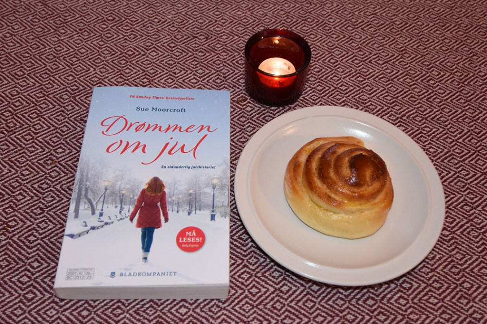 Moorecroft, Sue (2018) «Drømmen om jul» Bladkompaniet OG Appelsinsnurrer Ingredienser: 1 dl Melk 1 ½ dl Appelsinsaft (presset) 25 g Gjær (1/2 pakke) 2 ss Sukker 1 ts Salt 3 ss Smør (mykt) 1 Egg 7 ½ - 8 dl Mel Appelsinfyll: 125 g Smør (mykt) 200 g Sukker 2 – 3 ss Appelsinskall (raspet) https://heidisboble.no/ @heidisboble