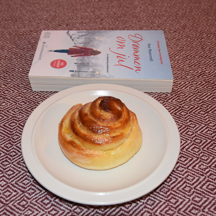 Moorecroft, Sue (2018) «Drømmen om jul» Bladkompaniet OG Appelsinsnurrer Ingredienser: 1 dl Melk 1 ½ dl Appelsinsaft (presset) 25 g Gjær (1/2 pakke) 2 ss Sukker 1 ts Salt 3 ss Smør (mykt) 1 Egg 7 ½ - 8 dl Mel Appelsinfyll: 125 g Smør (mykt) 200 g Sukker 2 – 3 ss Appelsinskall (raspet) https://heidisboble.no/ @heidisboble