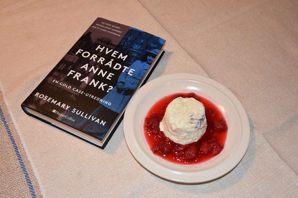 Sullivan, Rosemary (2022) «Hvem forrådte Anne Frank?», HarperCollins OG RIZ al la trautmansdorf Ingredienser 5 dl Melk 50 g Sukker 1 remse Appelsinskall 1 ss Vaniljesukker 1 klype Salt 75 g Ris 2 pl Gelatin 30 g Rosiner 1½ dl Kremfløte (pisket) Bringebærsaus: 100 g Bringebær 1 Appelsin (presset) 2 ss Sukker https://heidisboble.no/ @heidisboble