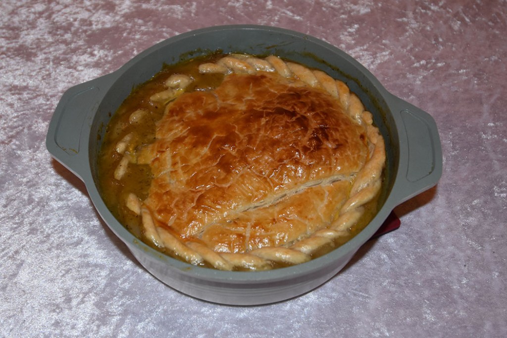 Svin- og eplepai Ingredienser 2 ss Olje (oliven) 1 Løk 1 Gulrot 1 stilk Selleri 1 Fennikel (i biter) 1 Eple (i biter) 1½ ts Timian (hakket) 400 g Kjøttdeig 1 dl Eplejuice 4 dl Kyllingkraft (eller -buljong) 5 ss Persille (hakket) 4 ts Hvetemel 1 ½ - 2 ss Eddik (eple eller rødvin) 1 knivsodd Muskatnøtt (revet) Salt, pepper 2-3 plater Butterdeig (frosne) 1 Egg (sammenvispet) https://heidisboble.no/ @heidisboble