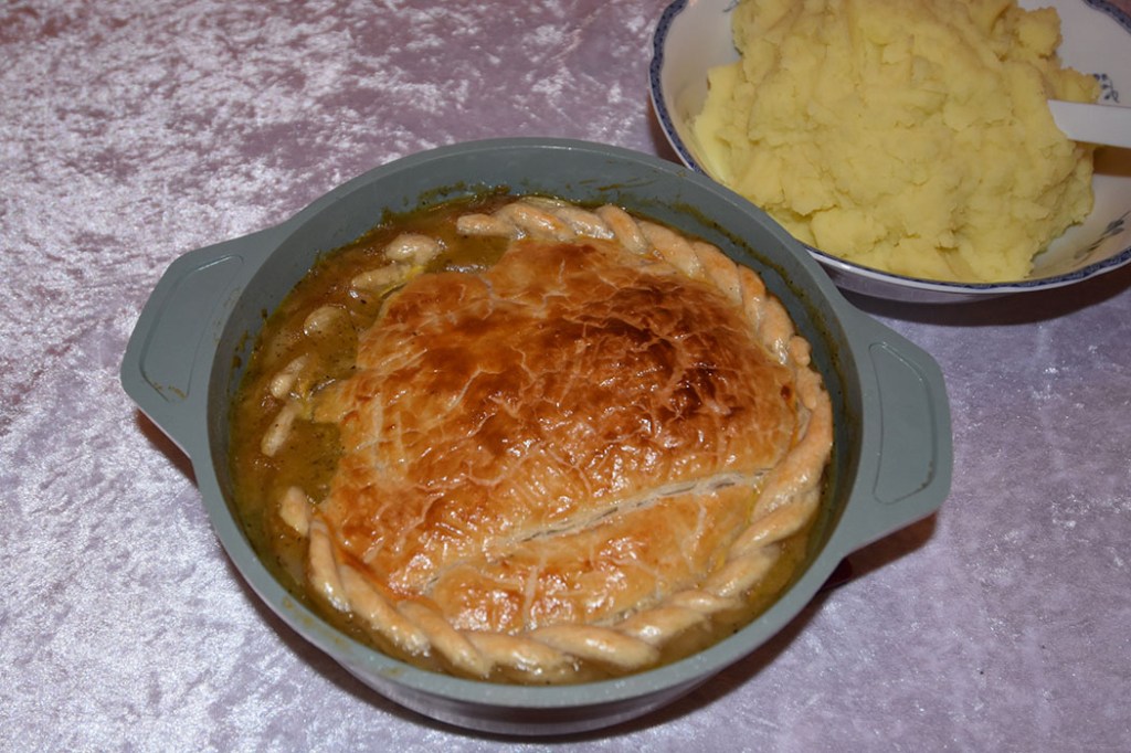 Svin- og eplepai Ingredienser 2 ss Olje (oliven) 1 Løk 1 Gulrot 1 stilk Selleri 1 Fennikel (i biter) 1 Eple (i biter) 1½ ts Timian (hakket) 400 g Kjøttdeig 1 dl Eplejuice 4 dl Kyllingkraft (eller -buljong) 5 ss Persille (hakket) 4 ts Hvetemel 1 ½ - 2 ss Eddik (eple eller rødvin) 1 knivsodd Muskatnøtt (revet) Salt, pepper 2-3 plater Butterdeig (frosne) 1 Egg (sammenvispet) https://heidisboble.no/ @heidisboble