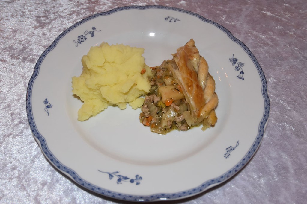 Svin- og eplepai Ingredienser 2 ss Olje (oliven) 1 Løk 1 Gulrot 1 stilk Selleri 1 Fennikel (i biter) 1 Eple (i biter) 1½ ts Timian (hakket) 400 g Kjøttdeig 1 dl Eplejuice 4 dl Kyllingkraft (eller -buljong) 5 ss Persille (hakket) 4 ts Hvetemel 1 ½ - 2 ss Eddik (eple eller rødvin) 1 knivsodd Muskatnøtt (revet) Salt, pepper 2-3 plater Butterdeig (frosne) 1 Egg (sammenvispet) https://heidisboble.no/ @heidisboble