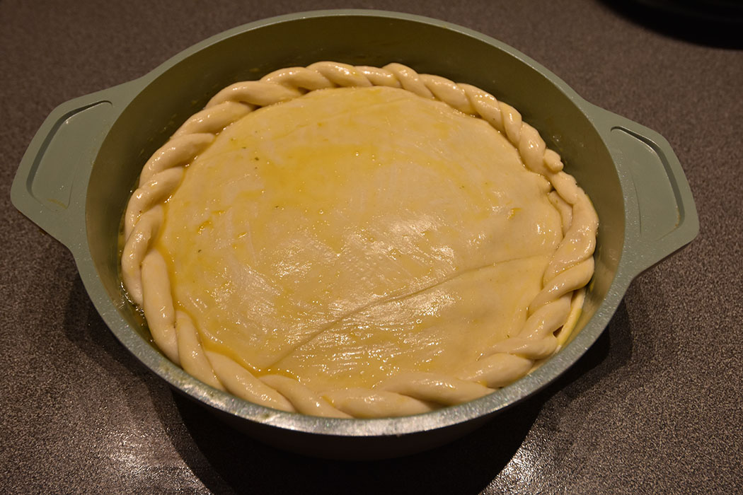 Svin- og eplepai Ingredienser 2 ss Olje (oliven) 1 Løk 1 Gulrot 1 stilk Selleri 1 Fennikel (i biter) 1 Eple (i biter) 1½ ts Timian (hakket) 400 g Kjøttdeig 1 dl Eplejuice 4 dl Kyllingkraft (eller -buljong) 5 ss Persille (hakket) 4 ts Hvetemel 1 ½ - 2 ss Eddik (eple eller rødvin) 1 knivsodd Muskatnøtt (revet) Salt, pepper 2-3 plater Butterdeig (frosne) 1 Egg (sammenvispet) https://heidisboble.no/ @heidisboble