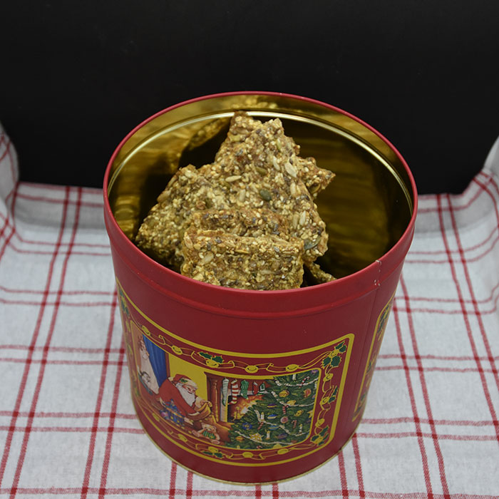 Tante Torils Knekkebrød Ingredienser 2 dl Havregryn 4 dl Rugmel (grov) 2 dl Solsikkefrø 1 dl Linfrø 1 dl Sesamfrø 1 dl Gresskarfrø 1 ss Salt 2 ts Sukker 7 dl Vann https://heidisboble.no/ @heidisboble