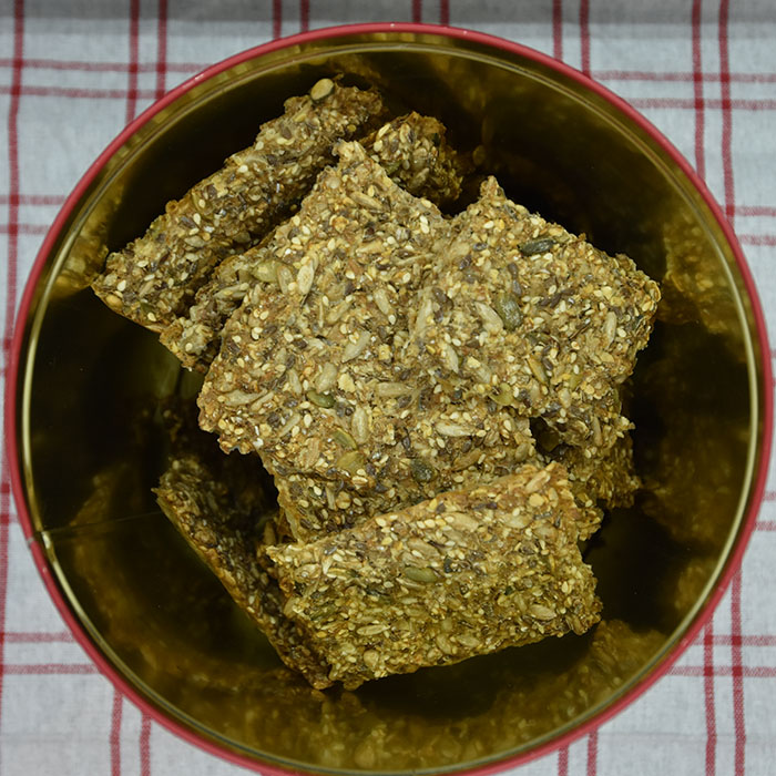 Tante Torils Knekkebrød Ingredienser 2 dl Havregryn 4 dl Rugmel (grov) 2 dl Solsikkefrø 1 dl Linfrø 1 dl Sesamfrø 1 dl Gresskarfrø 1 ss Salt 2 ts Sukker 7 dl Vann https://heidisboble.no/ @heidisboble