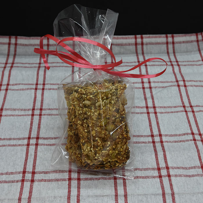 Tante Torils Knekkebrød Ingredienser 2 dl Havregryn 4 dl Rugmel (grov) 2 dl Solsikkefrø 1 dl Linfrø 1 dl Sesamfrø 1 dl Gresskarfrø 1 ss Salt 2 ts Sukker 7 dl Vann https://heidisboble.no/ @heidisboble