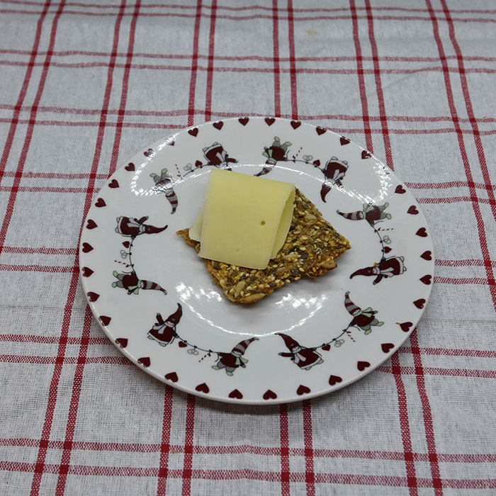 Tante Torils Knekkebrød Ingredienser 2 dl Havregryn 4 dl Rugmel (grov) 2 dl Solsikkefrø 1 dl Linfrø 1 dl Sesamfrø 1 dl Gresskarfrø 1 ss Salt 2 ts Sukker 7 dl Vann https://heidisboble.no/ @heidisboble