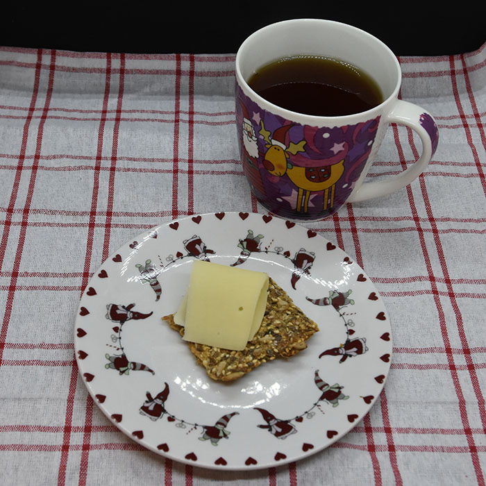 Tante Torils Knekkebrød Ingredienser 2 dl Havregryn 4 dl Rugmel (grov) 2 dl Solsikkefrø 1 dl Linfrø 1 dl Sesamfrø 1 dl Gresskarfrø 1 ss Salt 2 ts Sukker 7 dl Vann https://heidisboble.no/ @heidisboble