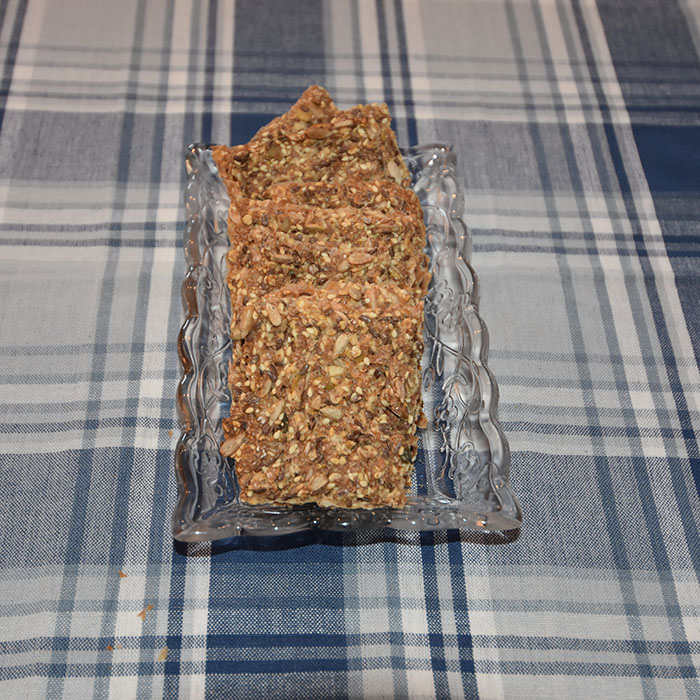 Tante Torils Knekkebrød Ingredienser 2 dl Havregryn 4 dl Rugmel (grov) 2 dl Solsikkefrø 1 dl Linfrø 1 dl Sesamfrø 1 dl Gresskarfrø 1 ss Salt 2 ts Sukker 7 dl Vann https://heidisboble.no/ @heidisboble