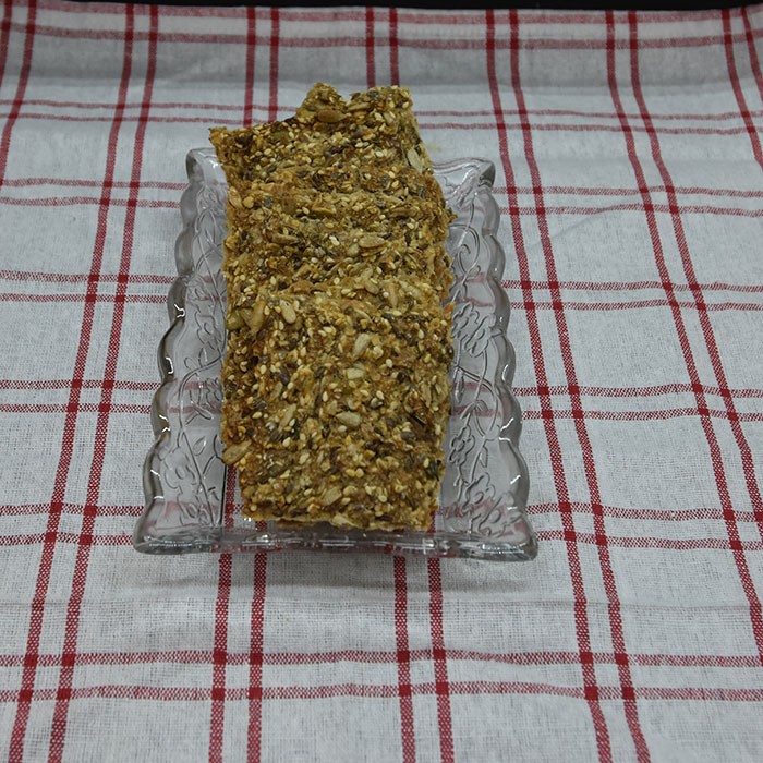 Tante Torils Knekkebrød Ingredienser 2 dl Havregryn 4 dl Rugmel (grov) 2 dl Solsikkefrø 1 dl Linfrø 1 dl Sesamfrø 1 dl Gresskarfrø 1 ss Salt 2 ts Sukker 7 dl Vann https://heidisboble.no/ @heidisboble