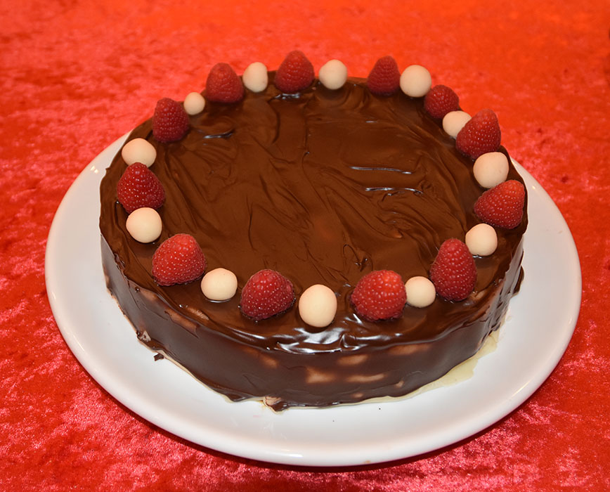 Troikakake Ingredienser 3 Eggehviter 200 g Mandler (malte) 200 g Melis 100 g Kokesjokolade 2 pk Bringebærgele (og 5 dl vann) 500 g Marsipan Sjokoladekrem: 1 ½ dl Vann 150 g Sukker (gjerne finkornet) 6 Eggeplommer 300 g Smør 2 ss Kakaopulver 1 ss Vaniljesukker 200 g Kokesjokolade Topping og pynt: 150 g Kokesjokolade 1 ½ ss Smør Bringebær Marsipankuler https://heidisboble.no/ @heidisboble