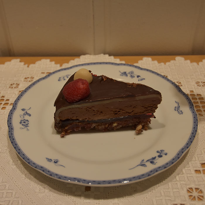 Troikakake Ingredienser 3 Eggehviter 200 g Mandler (malte) 200 g Melis 100 g Kokesjokolade 2 pk Bringebærgele (og 5 dl vann) 500 g Marsipan Sjokoladekrem: 1 ½ dl Vann 150 g Sukker (gjerne finkornet) 6 Eggeplommer 300 g Smør 2 ss Kakaopulver 1 ss Vaniljesukker 200 g Kokesjokolade Topping og pynt: 150 g Kokesjokolade 1 ½ ss Smør Bringebær Marsipankuler https://heidisboble.no/ @heidisboble