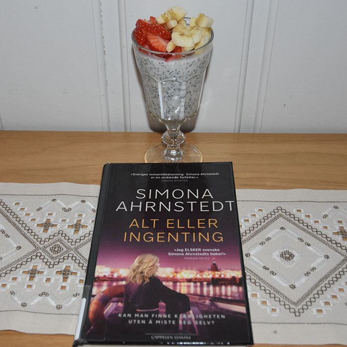 Ahrnstedt, Simona (2017) «Alt eller ingenting», Cappelen DAMM OG Chia-grøt Ingredienser: 2 ss Chiafrø 1 dl Melk 1½ dl Yoghurt (naturell) 2-4 ss Havregryn 1 ss Sirup (Agarve-/ lønnesirup e.l) Topping; 2 ss Blåbær (valgfritt) ½ Banan (skivet - valgfritt) Tips! Tilsett mer havregryn om du vil ha grøten tykkere, til sett mindre eller ingen hvis du vil ha grøten tynnere. https://heidisboble.no/ @heidisboble