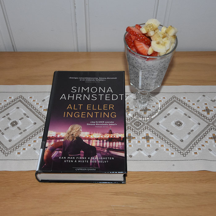 Ahrnstedt, Simona (2017) «Alt eller ingenting», Cappelen DAMM OG Chia-grøt Ingredienser: 2 ss Chiafrø 1 dl Melk 1½ dl Yoghurt (naturell) 2-4 ss Havregryn 1 ss Sirup (Agarve-/ lønnesirup e.l) Topping; 2 ss Blåbær (valgfritt) ½ Banan (skivet - valgfritt) Tips! Tilsett mer havregryn om du vil ha grøten tykkere, til sett mindre eller ingen hvis du vil ha grøten tynnere. https://heidisboble.no/ @heidisboble