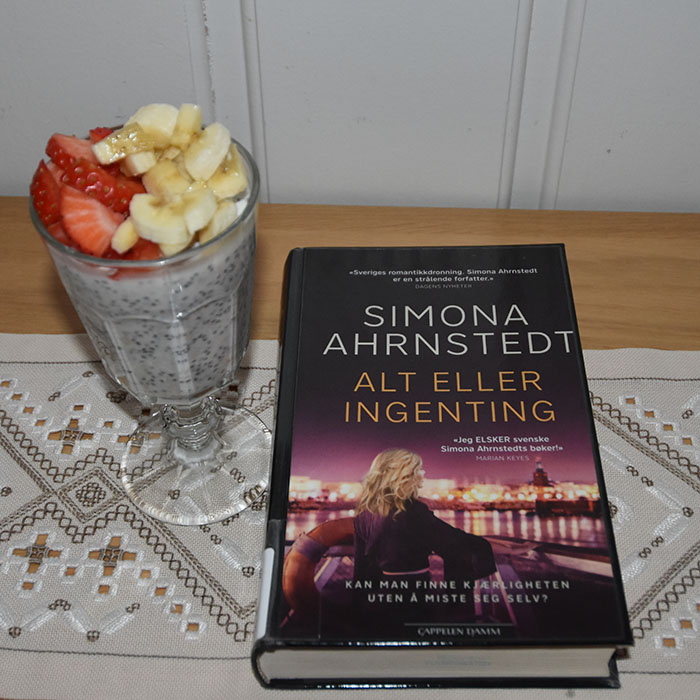 Ahrnstedt, Simona (2017) «Alt eller ingenting», Cappelen DAMM OG Chia-grøt Ingredienser: 2 ss Chiafrø 1 dl Melk 1½ dl Yoghurt (naturell) 2-4 ss Havregryn 1 ss Sirup (Agarve-/ lønnesirup e.l) Topping; 2 ss Blåbær (valgfritt) ½ Banan (skivet - valgfritt) Tips! Tilsett mer havregryn om du vil ha grøten tykkere, til sett mindre eller ingen hvis du vil ha grøten tynnere. https://heidisboble.no/ @heidisboble