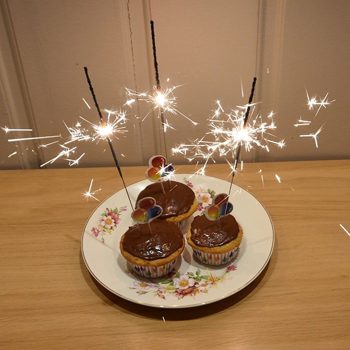 Appelsin – og kokosmuffins med sjokoladebiter Ingredienser 4 Egg 75 g Sukker 1 ½ dl Appelsinsaft (nypresset) 1 ts Vaniljesukker 2 ss Olje (nøytral) 1 ss Appelsinskall (raspet) 2 ts Bakepulver 40 g Kokosmel 20 g Rismel (eller kokosmel) 130 g Hvetemel 25 g Sjokoladebiter (valgfritt) https://heidisboble.no/ @heidisboble