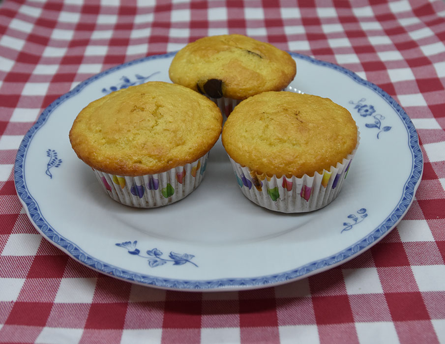 Appelsin – og kokosmuffins med sjokoladebiter Ingredienser 4 Egg 75 g Sukker 1 ½ dl Appelsinsaft (nypresset) 1 ts Vaniljesukker 2 ss Olje (nøytral) 1 ss Appelsinskall (raspet) 2 ts Bakepulver 40 g Kokosmel 20 g Rismel (eller kokosmel) 130 g Hvetemel 25 g Sjokoladebiter (valgfritt) https://heidisboble.no/ @heidisboble