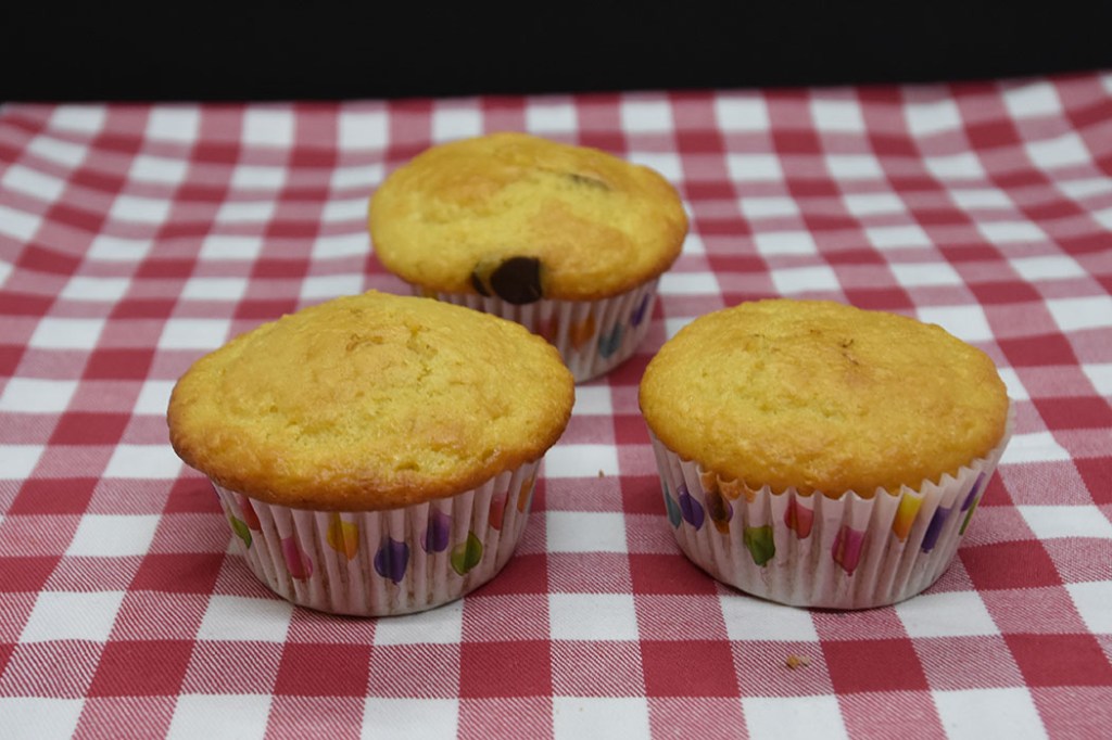 Appelsin – og kokosmuffins med sjokoladebiter Ingredienser 4 Egg 75 g Sukker 1 ½ dl Appelsinsaft (nypresset) 1 ts Vaniljesukker 2 ss Olje (nøytral) 1 ss Appelsinskall (raspet) 2 ts Bakepulver 40 g Kokosmel 20 g Rismel (eller kokosmel) 130 g Hvetemel 25 g Sjokoladebiter (valgfritt) https://heidisboble.no/ @heidisboble