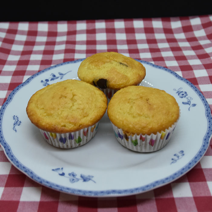 Appelsin – og kokosmuffins med sjokoladebiter Ingredienser 4 Egg 75 g Sukker 1 ½ dl Appelsinsaft (nypresset) 1 ts Vaniljesukker 2 ss Olje (nøytral) 1 ss Appelsinskall (raspet) 2 ts Bakepulver 40 g Kokosmel 20 g Rismel (eller kokosmel) 130 g Hvetemel 25 g Sjokoladebiter (valgfritt) https://heidisboble.no/ @heidisboble